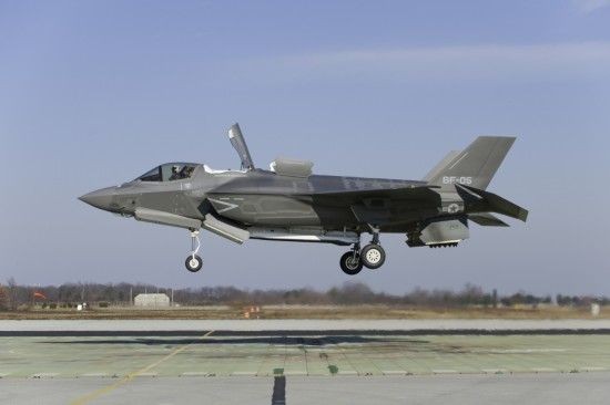 Nhật Bản có thể mua 100 máy bay chiến đấu tàng hình F-35 của Mỹ