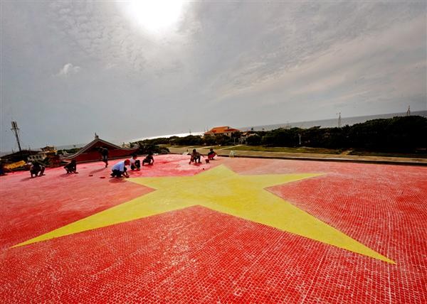 Lá cờ gốm trên đảo Trường Sa Lớn, quần đảo Trường Sa chủ quyền thiêng liêng của Việt Nam (Nguồn ảnh: TTVH)