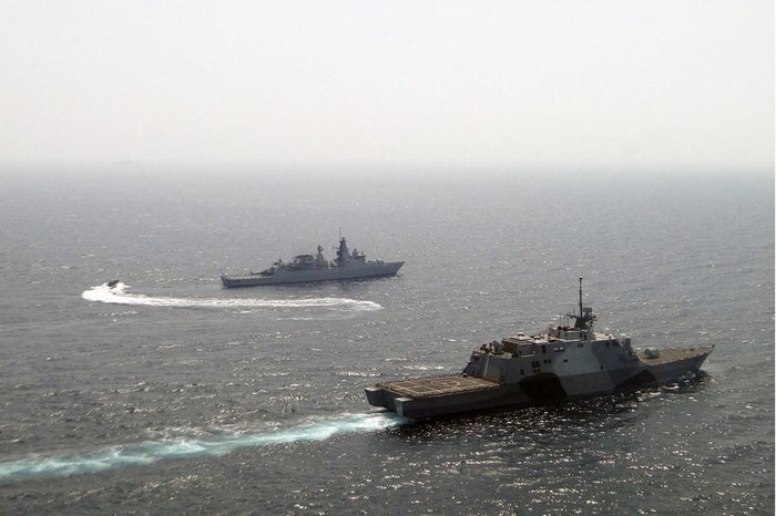 Ngày 20 tháng 6 năm 2013, tàu tuần duyên USS Freedom Hải quân Mỹ và tàu hộ vệ KD Jabat Malaysia tập trận trên Biển Đông.