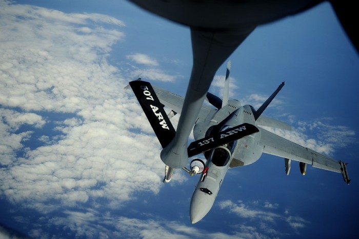 Máy bay chiến đấu F/A-18 Super Hornet được máy bay KC-135 tiếp dầu trên không.