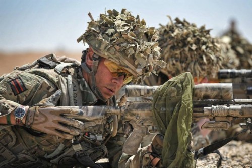 Binh sĩ Anh tập bắn bia ở Afghanistan (nguồn mạng sina Trung Quốc)