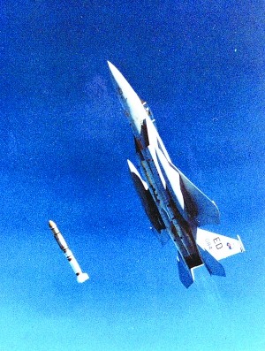 Máy bay F-15 Mỹ phóng tên lửa chống vệ tinh