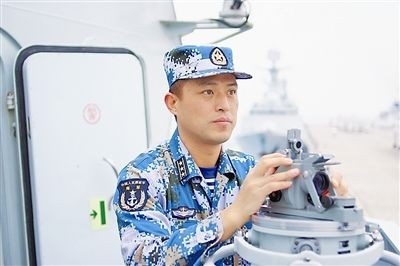 Thiệu Thự Quang, chỉ huy tàu khu trục Type 052D đầu tiên, Hạm đội Nam Hải: sinh tháng 11 năm 1971, người huyện Chư Ký, tỉnh Chiết Giang, nhập ngũ tháng 12 năm 1990, được cho là người giành nhiều &quot;thành tích&quot; trong công tác.