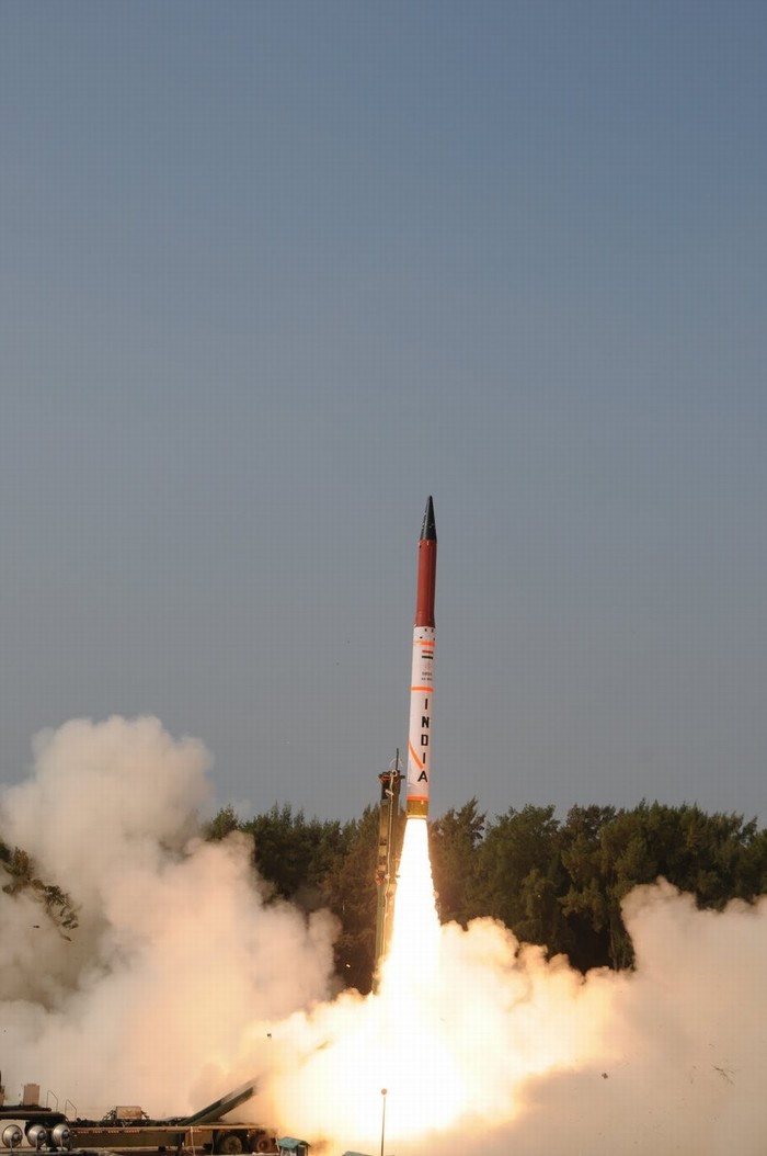 Tên lửa đạn đạo Agni-4 nặng 17 tấn, dài 20 m, trọng lượng đầu đạn hạt nhân đạt 1 tấn.