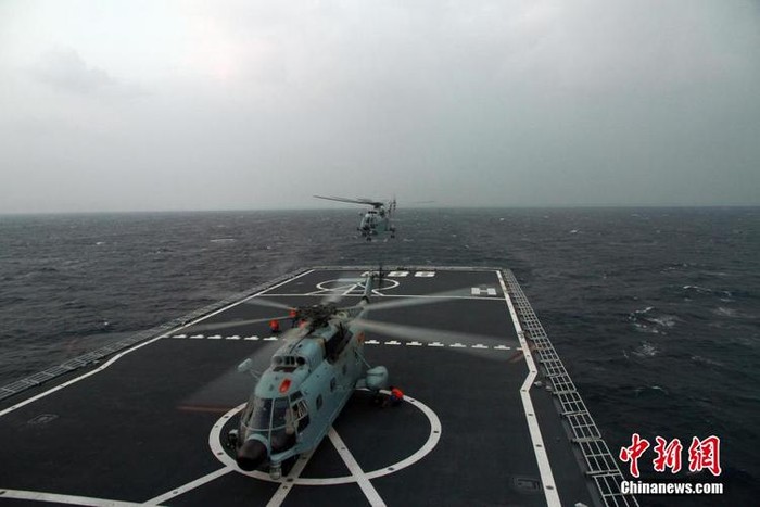 Từ ngày 21 đến ngày 22 tháng 1 năm 2014, Hạm đội Nam Hải tập trận tấn công đổ bộ bất hợp pháp trên quần đảo Hoàng Sa của Việt Nam. Trong hình là máy bay trực thăng rời tàu đổ bộ cỡ lớn Trường Bạch Sơn tiến hành đổ bộ thẳng đứng.