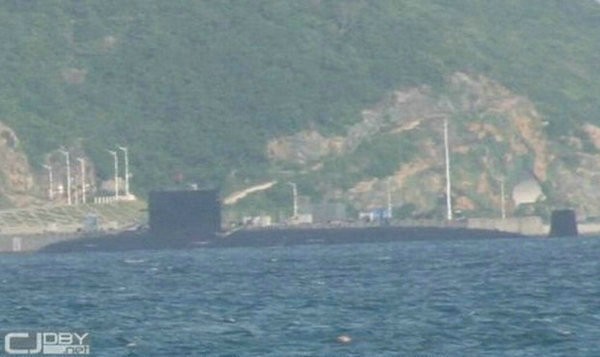 Theo hãng Kyodo Nhật Bản, Trung Quốc sở hữu ít nhất một chiếc tàu ngầm hạt nhân tấn công Type 093 triển khai ở căn cứ hải quân thuộc thành phố Tam Á, tỉnh Hải Nam, Trung Quốc