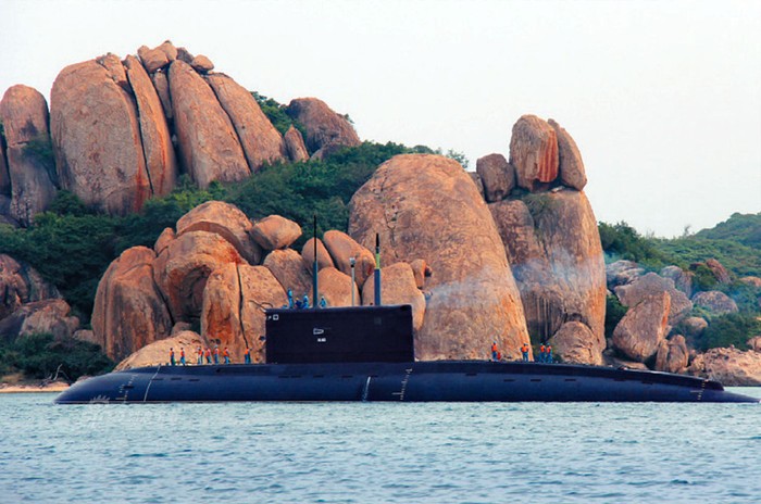 Tàu ngầm Hà Nội của Hải quân Việt Nam, tốc độ khi nổi là 17 hải lý/giờ, khi lặn là 20 hải lý/giờ, lặn sâu tối đa 350 m, có thể tự chủ hoạt động 45 ngày, biên chế 57 thủy thủ, dự trữ 18 quả ngư lôi và tên lửa.