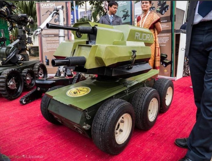Ấn Độ công khai nhiều loại người máy chiến đấu tại Triển lãm