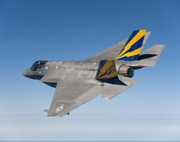 Máy bay chiến đấu F-35C thử vũ khí