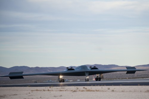 Máy bay ném bom chiến lược tàng hình B-2A Mỹ trượt trên đường băng