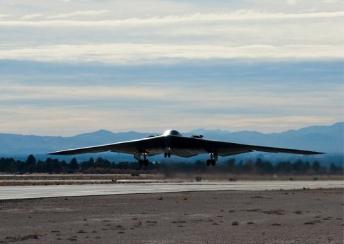 Máy bay ném bom chiến lược tàng hình B-2A Mỹ cất cánh