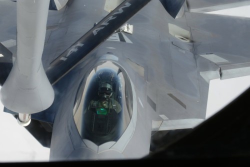 Máy bay chiến đấu tàng hình F-22A Mỹ được tiếp dầu trên không.