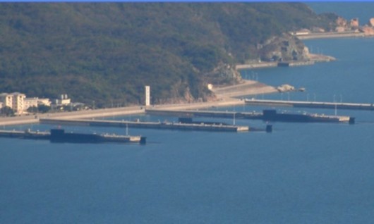 Quân cảng Trung Quốc cùng lúc neo đậu nhiều tàu ngầm (hình ảnh do dân mạng tuyên truyền)