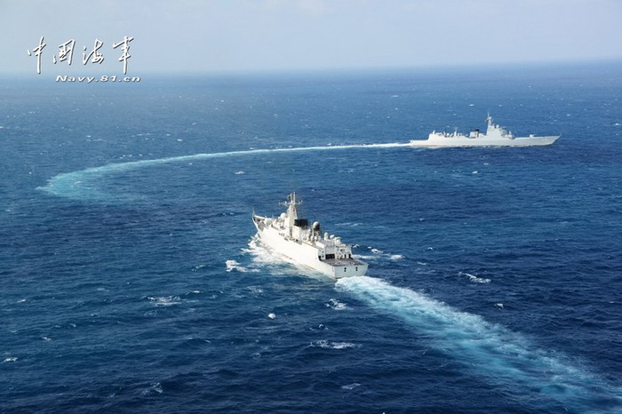 Tàu khu trục Hải Khẩu và Vũ Hán của Hạm đội Nam Hải khi huấn luyện ở Tây Thái Bình Dương.