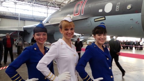 Các cô gái Nga trong lễ bàn giao