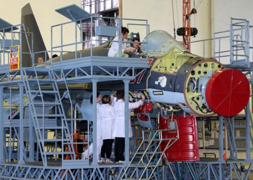 Nữ công nhân nhà máy đang lắp ráp máy bay chiến đấu Su-35S