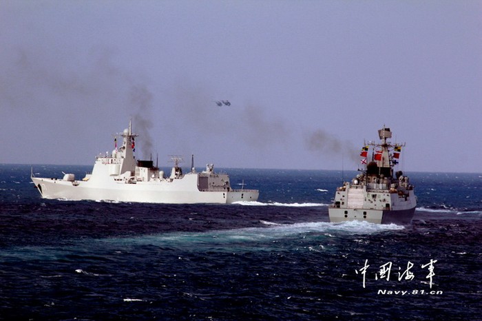 Biên đội huấn luyện Hạm đội Nam Hải trên đại dương (nguồn báo Nhân Dân, TQ)