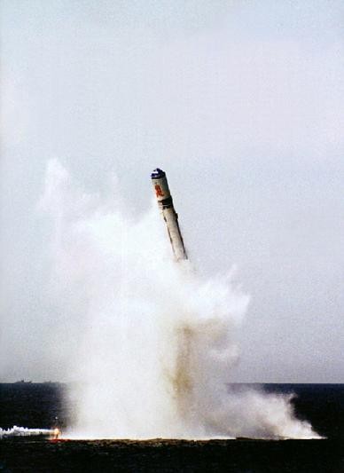 Tên lửa đạn đạo Cự Lang-2 trang bị cho tàu ngầm hạt nhân chiến lược Type 094 được truyền thông Trung Quốc tuyên truyền.