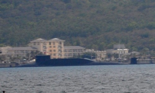 Hình ảnh này của cư dân mạng được cho là tàu ngầm hạt nhân chiến lược Hải quân Trung Quốc triển khai ở vịnh Á Long, đảo Hải Nam, Trung Quốc