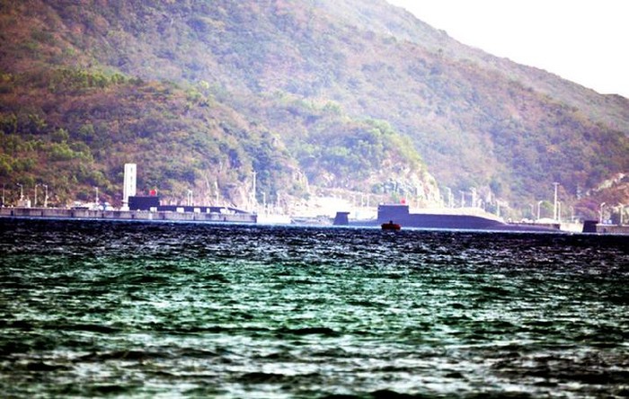 Hình ảnh này của cư dân mạng chụp trong dịp Tết âm lịch được cho là tàu ngầm hạt nhân chiến lược Hải quân Trung Quốc triển khai ở vịnh Á Long, đảo Hải Nam, Trung Quốc