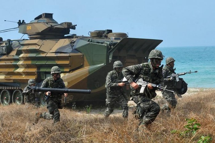 Binh sĩ Hàn Quốc và xe chiến đấu đổ bộ Thái Lan tiến hành diễn tập tác chiến đổ bộ