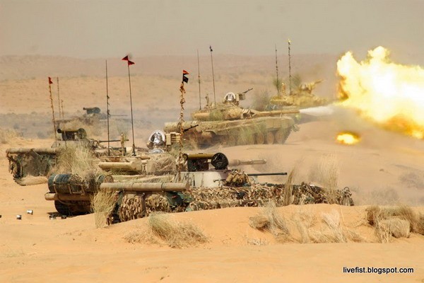 Xe tăng T-90S và xe chiến đấu bộ binh BMP-2 của Lục quân Ấn Độ tập trận