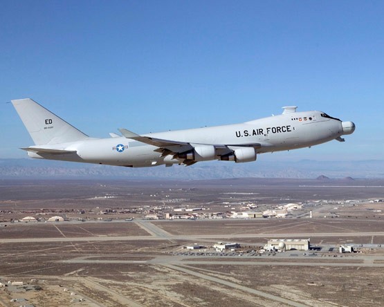 Máy bay trang bị vũ khí laser chống vệ tinh Mỹ