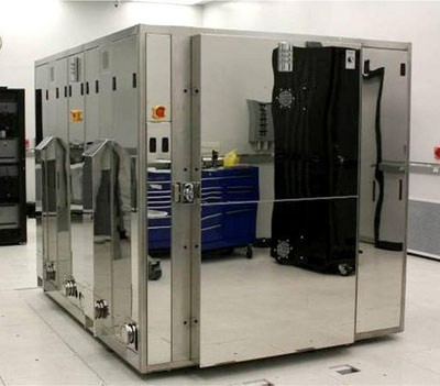 Máy laser thể rắn công suất cao do Công ty Northrop Grumman nghiên cứu chế tạo.