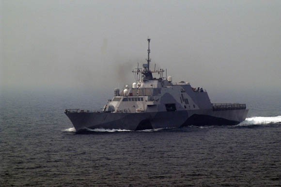 Tàu tuần duyên USS Freedom Hải quân Mỹ tiến hành diễn tập liên hợp trên Biển Đông.