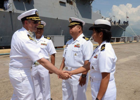 Hải quân Philippines chào đón tàu khu trục quân Mỹ ở cảng