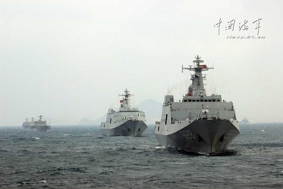 Quân đội Trung Quốc lần đầu tiên điều cả 3 tàu đổ bộ cỡ lớn Type 071 tiến hành tập trận đổ bộ (ảnh nguồn báo Hoàn Cầu, TQ)