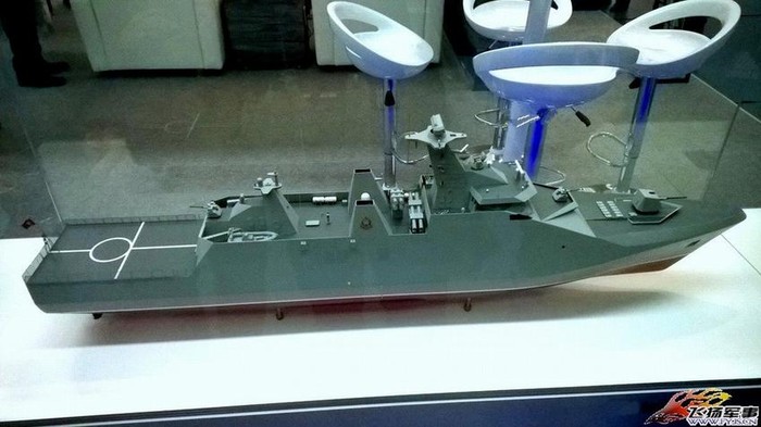 Mô hình tàu hộ vệ hạng nhẹ lớp Sigma Type 9814 sắp xuất khẩu cho Việt Nam của nhà máy Schelde, Tập đoàn Damen của Hà Lan tại triển lãm Vietship 2014 Hà Nội vào ngày 26 tháng 2 năm 2014 (nguồn báo Hoàn Cầu, TQ)