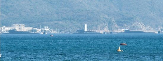 Từ hình ảnh có thể thấy 4 tàu ngầm hạt nhân cỡ lớn của Trung Quốc (ảnh nguồn mạng quân sự sina Trung Quốc)
