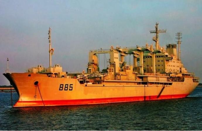 Tàu tiếp tế Thanh Hải Hồ - Trung Quốc được cải tạo trên nền tảng tàu chở dầu của Ukraine.