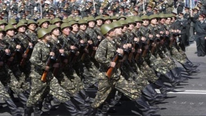 Binh sĩ Ukraine duyệt binh (ảnh tư liệu)