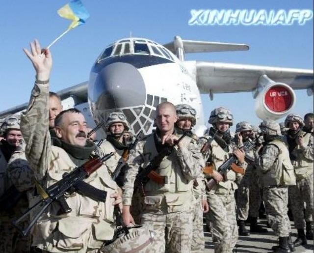Năm 2003, binh sĩ lực lượng gìn giữ hòa bình Ukraine chuẩn bị lên máy bay đến miền nam Iraq (ảnh tư liệu)