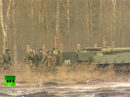 Binh sĩ Quân đội Nga đợi lệnh (nguồn mạng sina)
