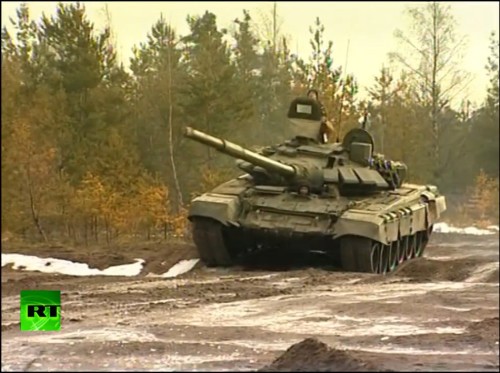 Xe tăng T-90A của Quân đội Nga đến nơi tập kết (nguồn mạng sina)