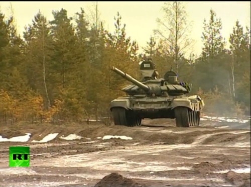 Xe tăng T-90A của Quân đội Nga đến nơi tập kết (nguồn mạng sina)