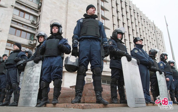 Cảnh sát Ukraine tại tòa nhà chính quyền Donetsk, Ukraine