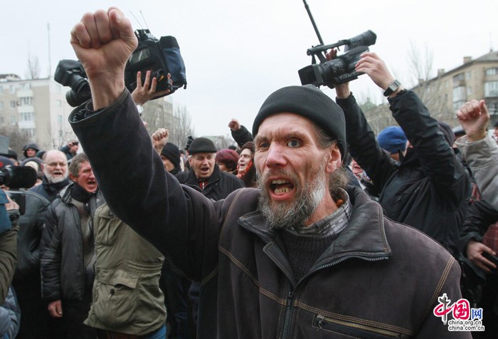 Ngày 5 tháng 3 năm 2014, người dân thân Nga tập trung ở tòa nhà chính quyền Donetsk, Ukraine