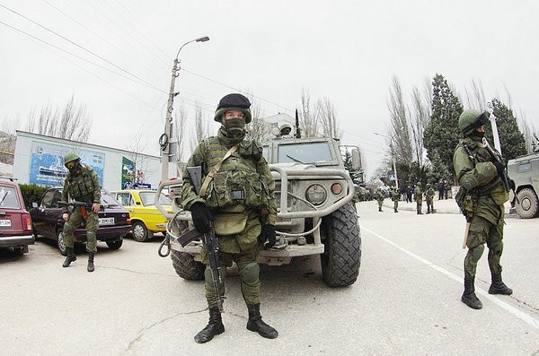 Hình ảnh này được cho là quân nhân Nga bao vây 1 trạm gác biên phòng của Ukraine (ảnh nguồn báo Hoàn Cầu, TQ)