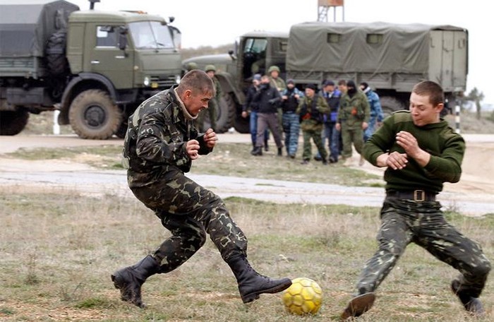 Ngày 4 tháng 3 năm 2014, quân nhân Ukraine và Nga chơi bóng ở căn cứ không quân Belbek, Ukraine