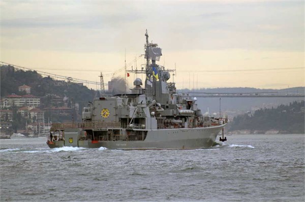 Ngày 4 tháng 3 năm 2014, tàu chỉ huy của Hải quân Ukraine đi qua eo biển Bosphorus vào Biển Đen vẫn treo cờ Ukraine.