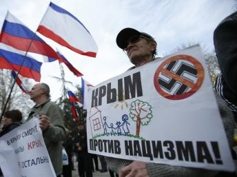 Ngày 6 tháng 3 năm 2014, người dân thân Nga tập trung ở thủ phủ Simferopol, Crimea giơ biểu ngữ &quot;Crimea chống phát xít&quot;.