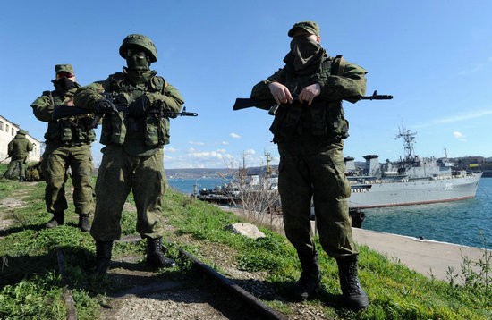 Ngày 5 tháng 3, binh sĩ Nga cầm súng đứng ở căn cứ hải quân Ukraine tại Sevastopol