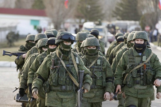 Binh sĩ Nga tuần tra ngoài doanh trại của Ukraine