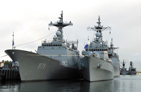Tàu khu trục Choongmoogong Yi Soon Shin (DD 975) va Ulchimundok (DD 972) của Hải quân Hàn Quốc neo đậu ở Hawaii Mỹ tham gia tập trận &quot;Vành đai Thái Bình Dương 2004&quot;