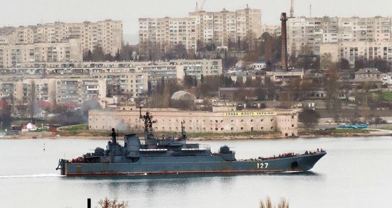 Tàu đổ bộ cỡ lớn Minsk Hải quân Nga trên Biển Đen, tiến đến Crimea