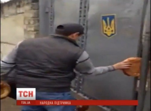 Binh sĩ Ukraine mắc kẹt trong doanh trại, được người dân Crimea tiếp tế